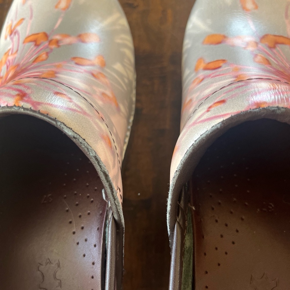 Dansko professional silver floral clogs EU37 US7.5. - Picture 6 of 7